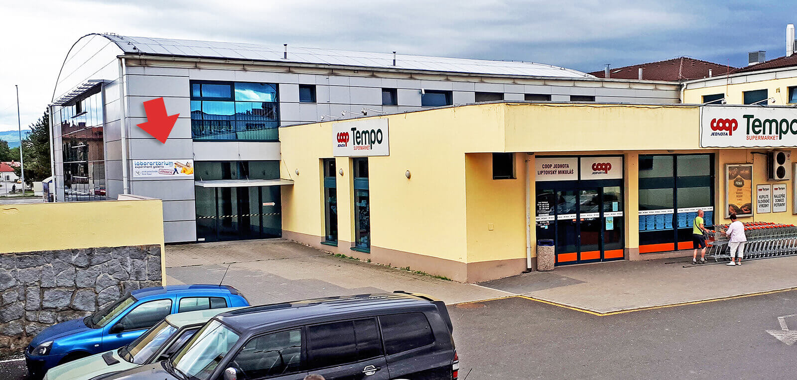 L’entrée du LaborARTorium et son parking