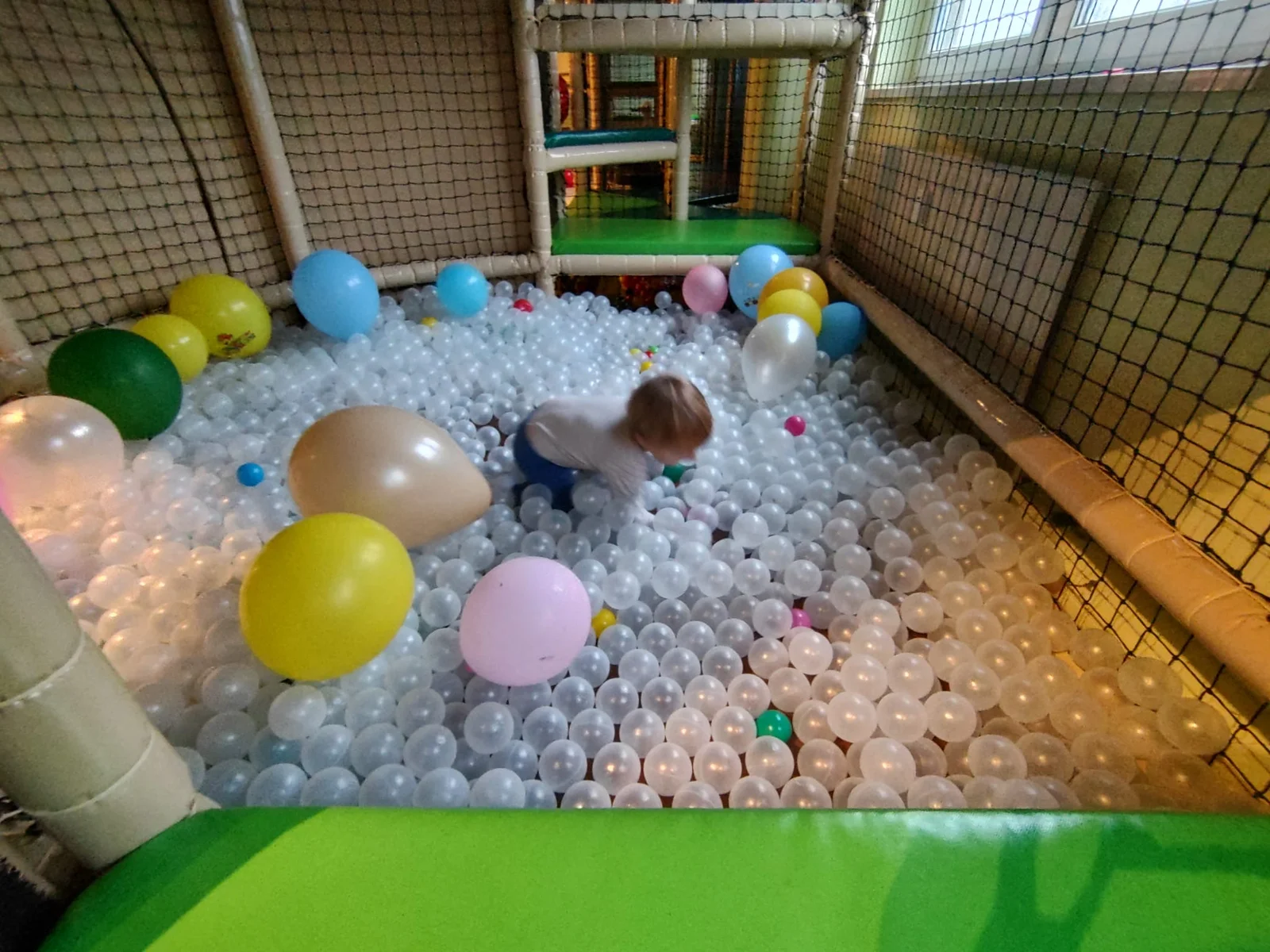 Enfants dans la zone de jeux avec piscine à balles